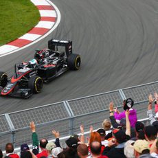 Fernando Alonso prueba cambios en su MP4-30