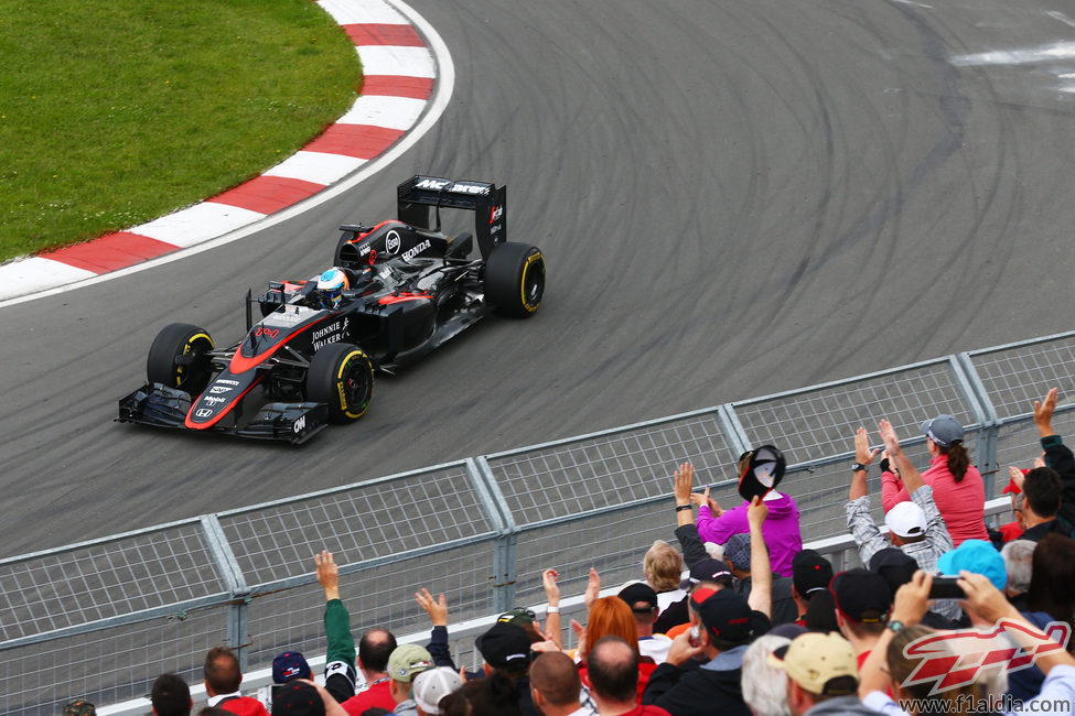 Fernando Alonso prueba cambios en su MP4-30