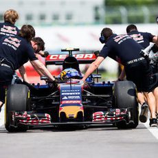 Los mecánicos traen de vuelta a Carlos Sainz al box