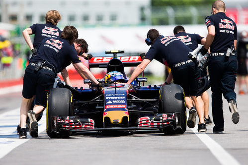 Los mecánicos traen de vuelta a Carlos Sainz al box