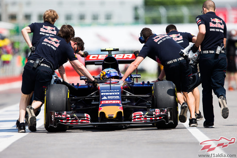 Los mecánicos traen de vuelta a Carlos Sainz al box