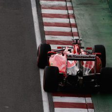 Sebastian Vettel pasa junto al Muro de los Campeones