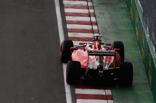 Sebastian Vettel pasa junto al Muro de los Campeones