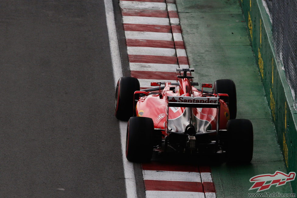 Sebastian Vettel pasa junto al Muro de los Campeones