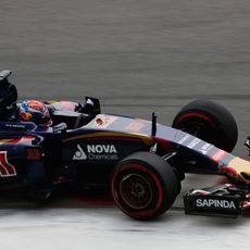 Max Verstappen pisa los pianos para ganar milésimas