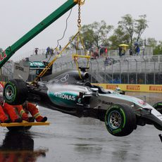 La grúa retira el coche de Lewis Hamilton de la pista