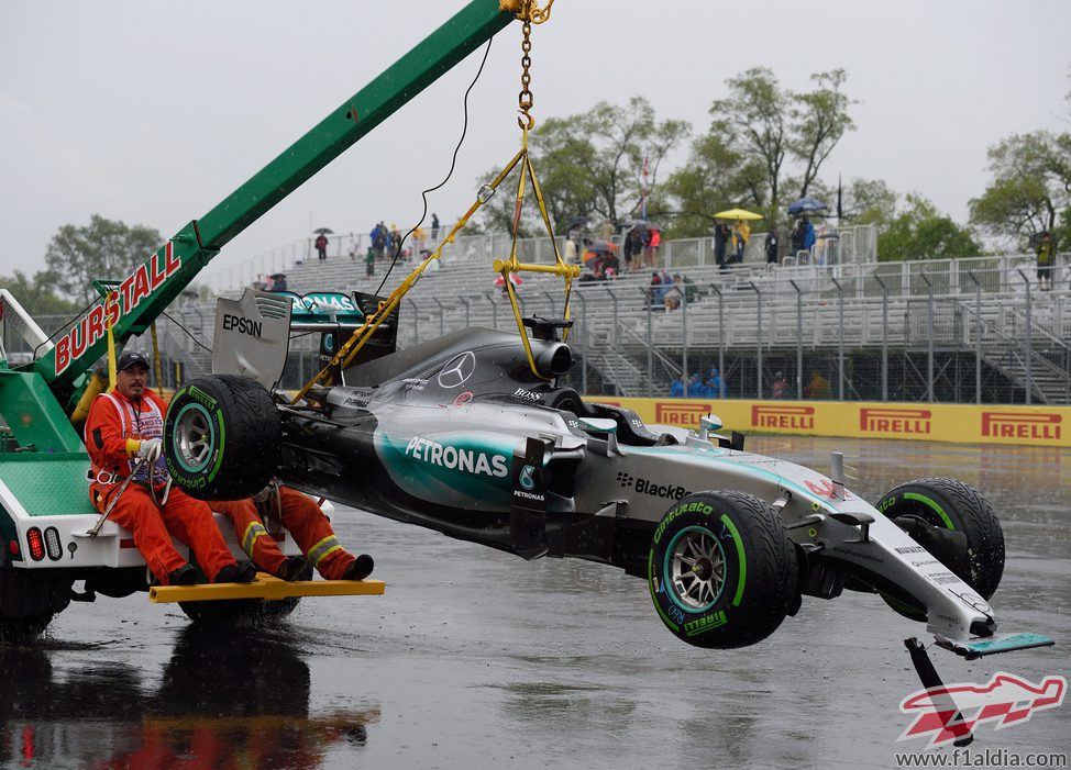 La grúa retira el coche de Lewis Hamilton de la pista