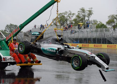 La grúa retira el coche de Lewis Hamilton de la pista
