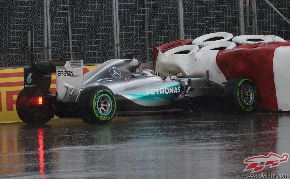 Accidente de Lewis Hamilton contra las protecciones