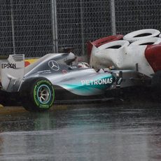 Accidente de Lewis Hamilton contra las protecciones