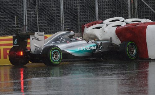 Accidente de Lewis Hamilton contra las protecciones