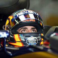 Carlos Sainz observa la pantalla en el box