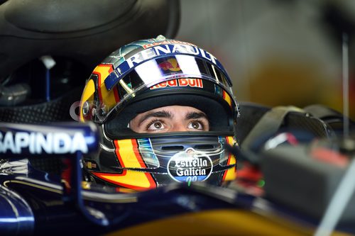 Carlos Sainz observa la pantalla en el box