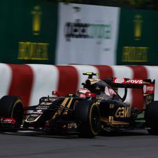 Pastor Maldonado pasando muy cerca del muro