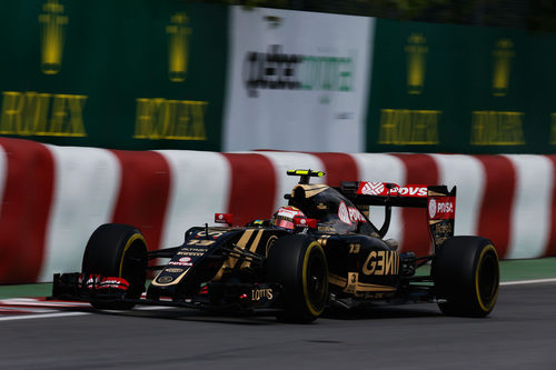 Pastor Maldonado pasando muy cerca del muro