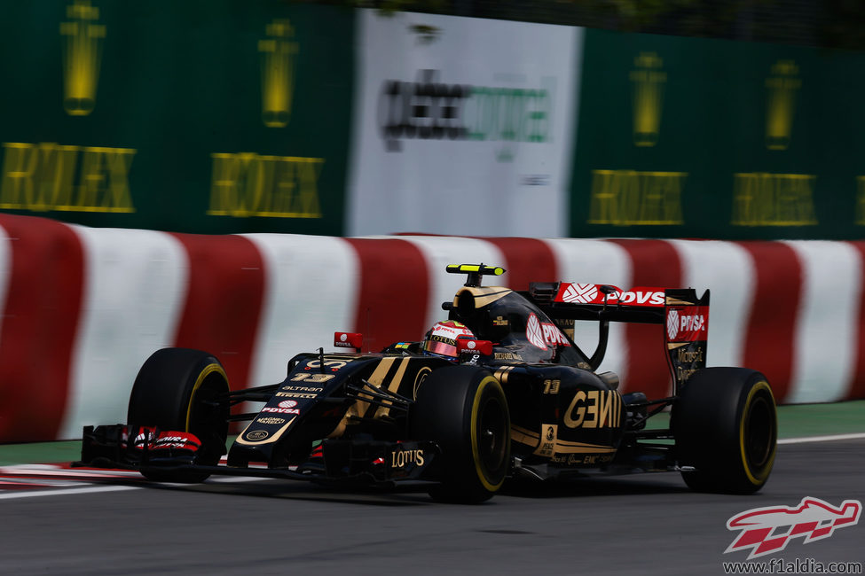 Pastor Maldonado pasando muy cerca del muro