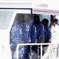 Felipe Massa en el muro esperando a que pase la lluvia