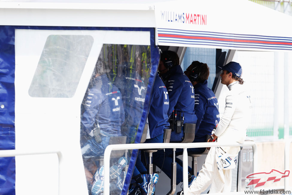 Felipe Massa en el muro esperando a que pase la lluvia