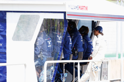 Felipe Massa en el muro esperando a que pase la lluvia