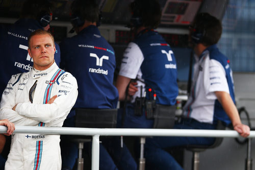 Valtteri Bottas en el muro de Williams