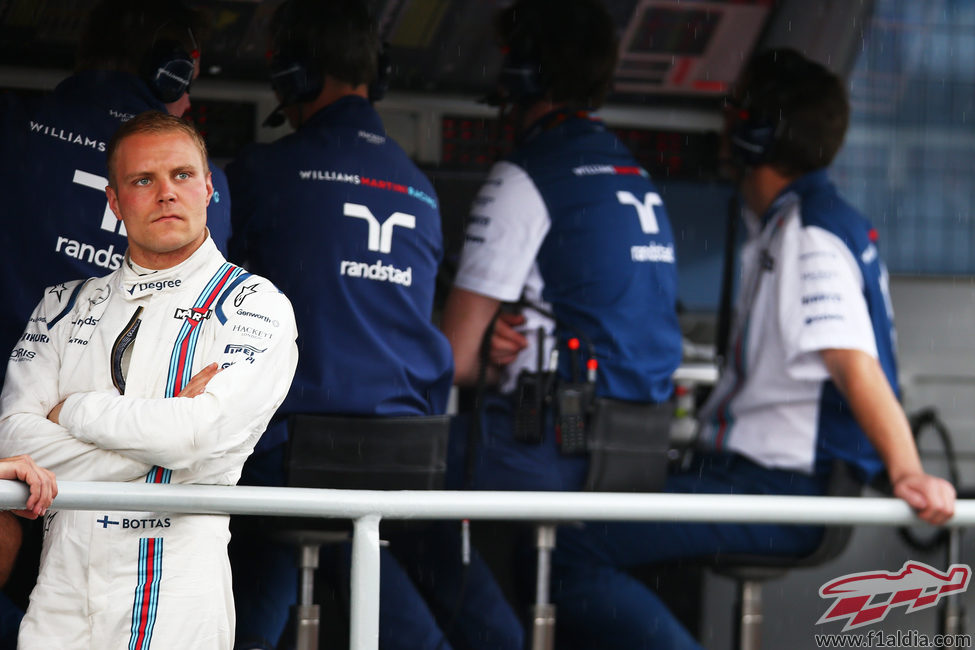 Valtteri Bottas en el muro de Williams