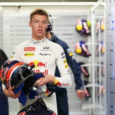 Daniil Kvyat preparándose para subirse al coche