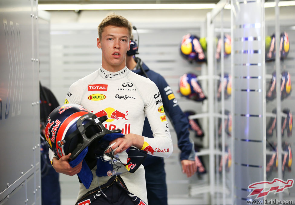 Daniil Kvyat preparándose para subirse al coche