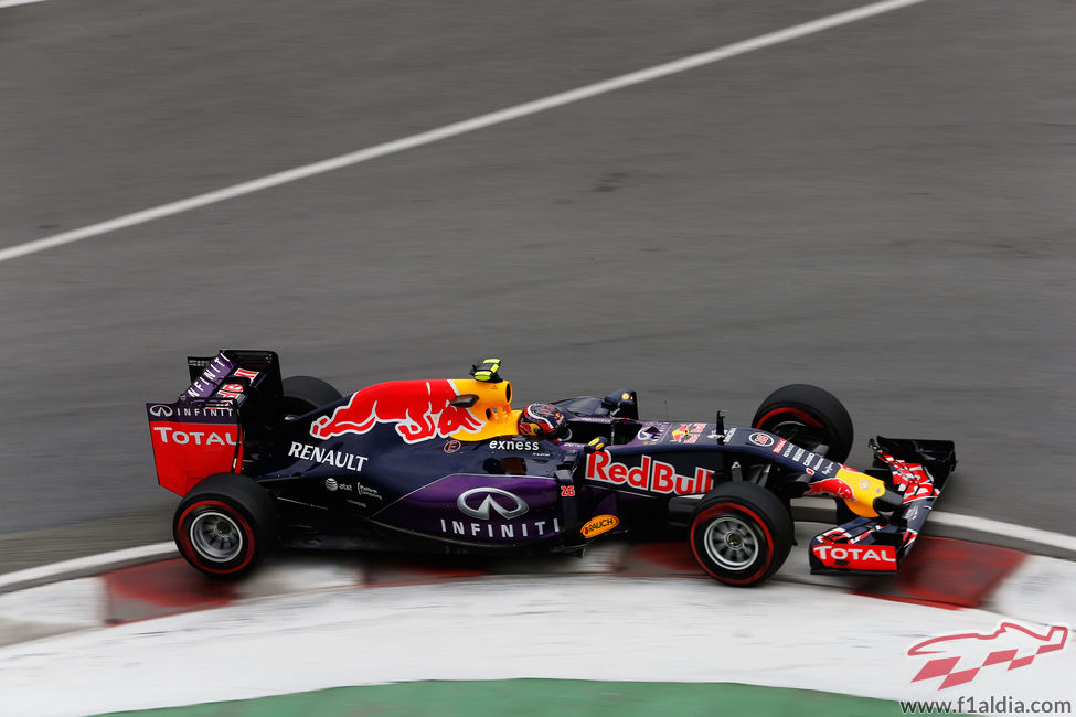 Daniil Kvyat subiendose a los pianos en Montreal