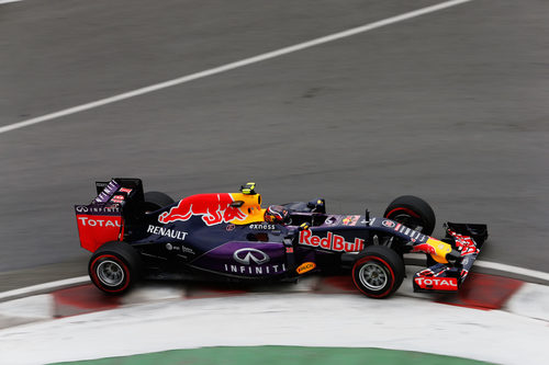 Daniil Kvyat subiendose a los pianos en Montreal