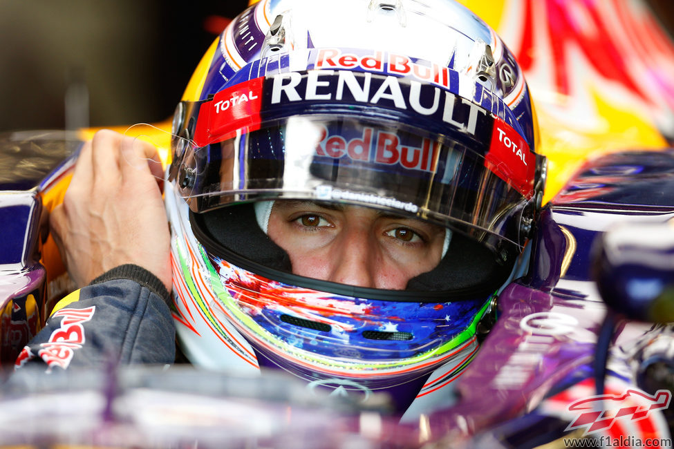 Daniel Ricciardo en el garaje a punto de salir a la pista