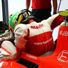 Roberto Merhi subiendose al coche