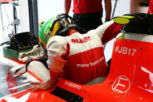 Roberto Merhi subiendose al coche