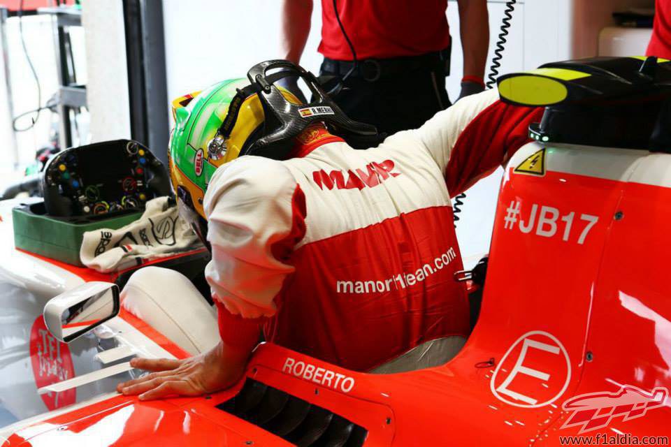 Roberto Merhi subiendose al coche