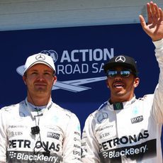 Lewis Hamilton y Nico Rosberg comparten fila en parrilla