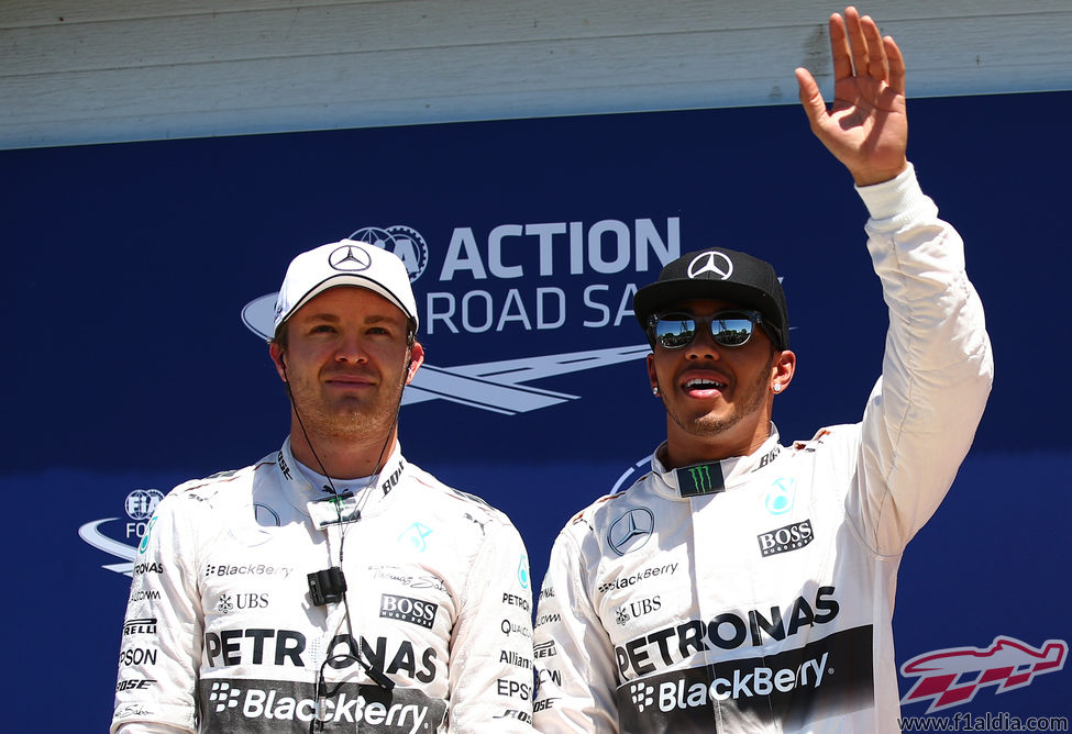 Lewis Hamilton y Nico Rosberg comparten fila en parrilla