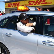 Lewis Hamilton abandona el pitlane en coche