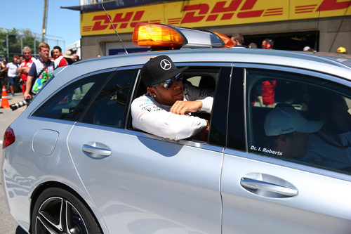 Lewis Hamilton abandona el pitlane en coche