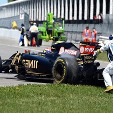 Los comisarios empujan a Pastor Maldonado de vuelta a la pista