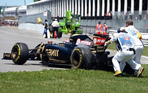 Los comisarios empujan a Pastor Maldonado de vuelta a la pista