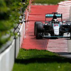 Lewis Hamilton pasa cerca del Muro de los Campeones