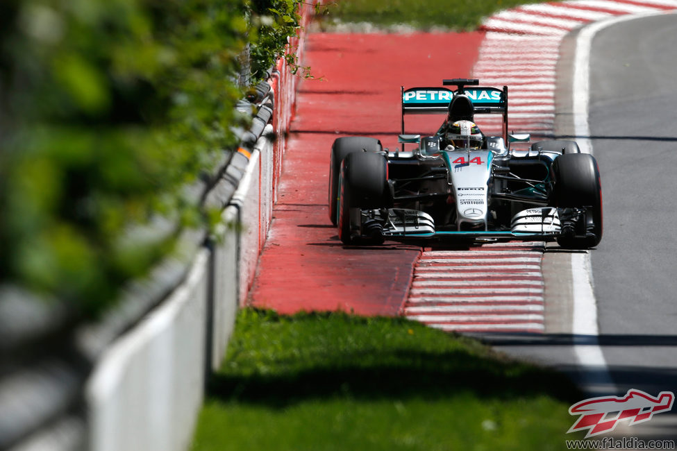 Lewis Hamilton pasa cerca del Muro de los Campeones