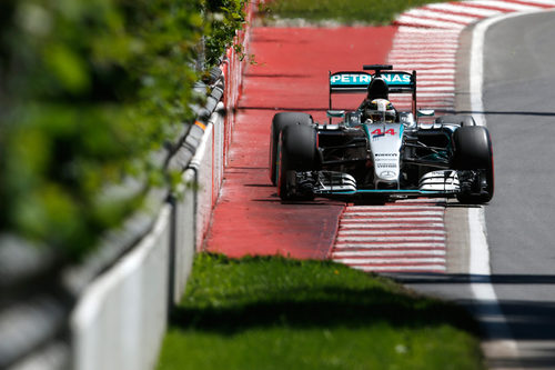 Lewis Hamilton pasa cerca del Muro de los Campeones