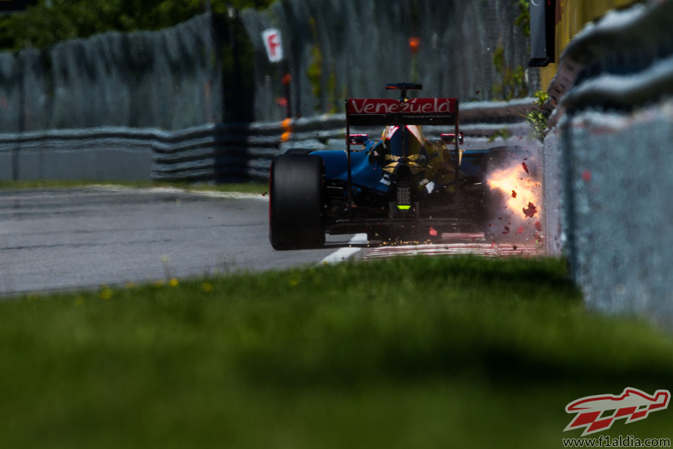 Romain Grosjean tocando el muro