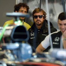 Fernando Alonso supervisando el cambio de motor en su coche