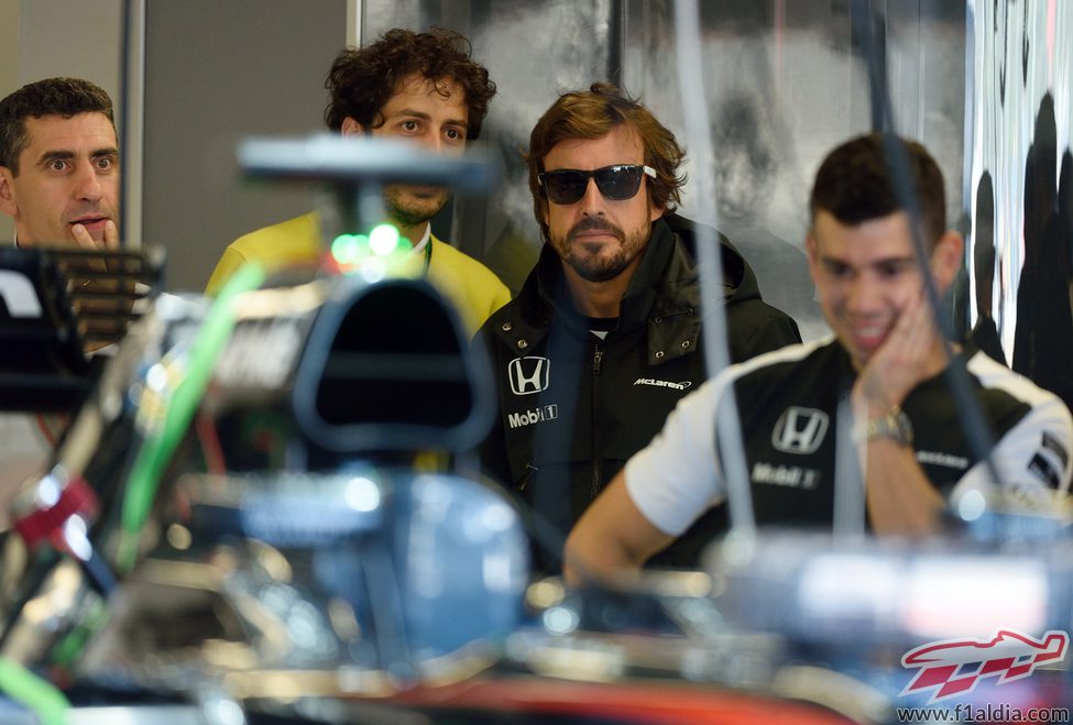 Fernando Alonso supervisando el cambio de motor en su coche