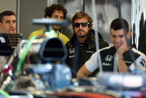 Fernando Alonso supervisando el cambio de motor en su coche