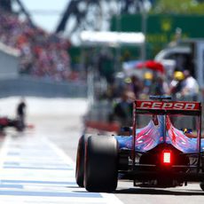 Max Verstappen en el pitlane