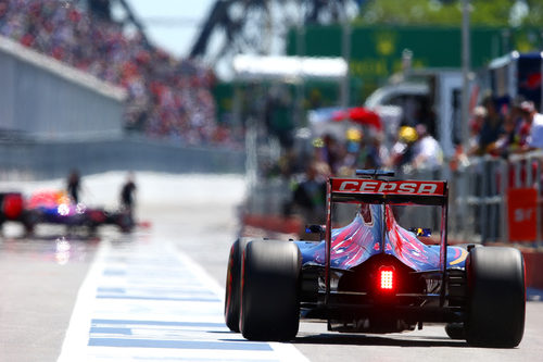 Max Verstappen en el pitlane