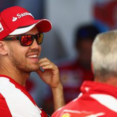 Sebastian Vettel olvida la F1 y disfruta del fútbol