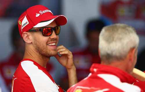 Sebastian Vettel olvida la F1 y disfruta del fútbol
